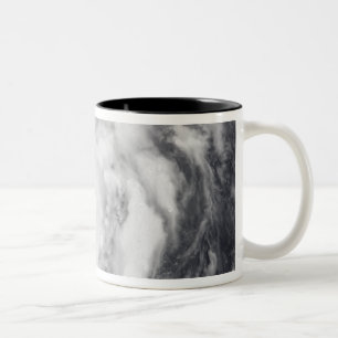 Taifun Damrey im Western pazifischen Ozean Zweifarbige Tasse