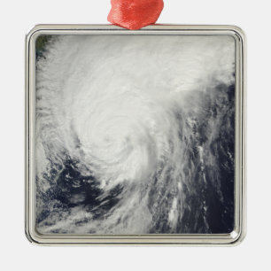 Taifun Melor, das Japan sich nähert Silbernes Ornament