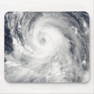 Taifun Tingting über der Insel Nord-Mariana Mousepad