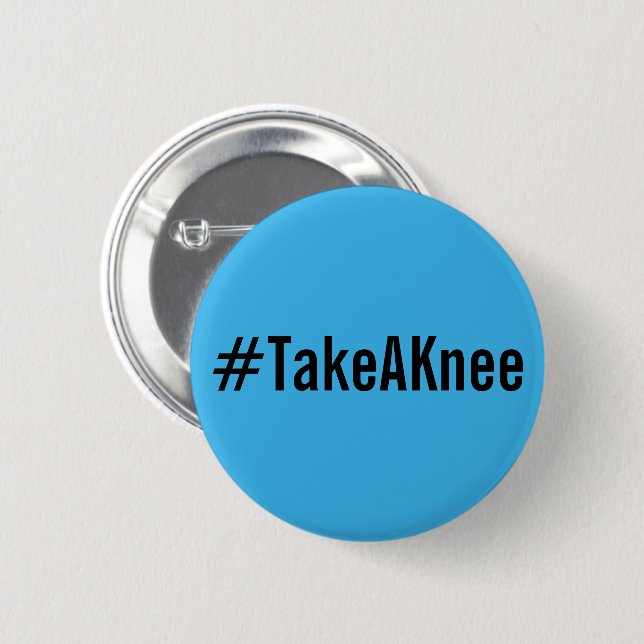 #TakeAKnee, fett schwarzer Text auf hellblauer Tas Button (Vorne & Hinten)