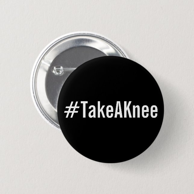 #TakeAKnee, fett weißer Text auf der schwarzen Sch Button (Vorne & Hinten)