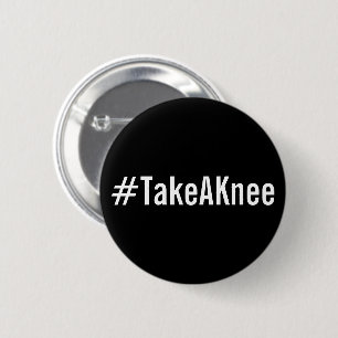 #TakeAKnee, fett weißer Text auf der schwarzen Sch Button