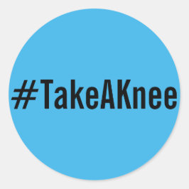 #TakeAKnee, schwarzer Text auf hellblauen Aufklebe Runder Aufkleber