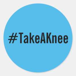#TakeAKnee, schwarzer Text auf hellblauen Aufklebe Runder Aufkleber