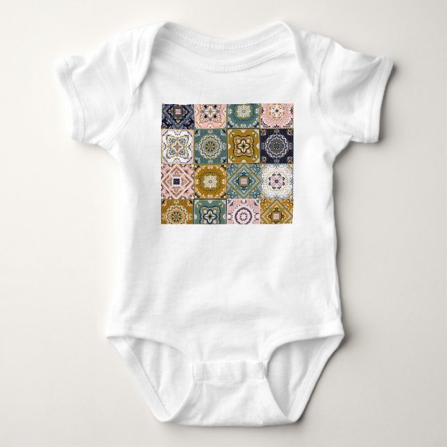 Talavera Indian: Patchwork, ethnisches Mosaik. Baby Strampler (Vorderseite)