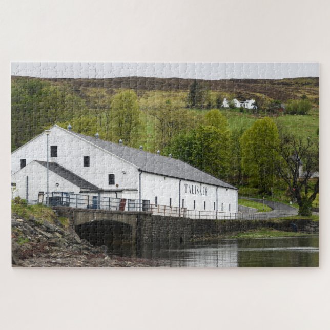 Talisker Whisky Brennerei auf Skye, Schottland (Horizontal)