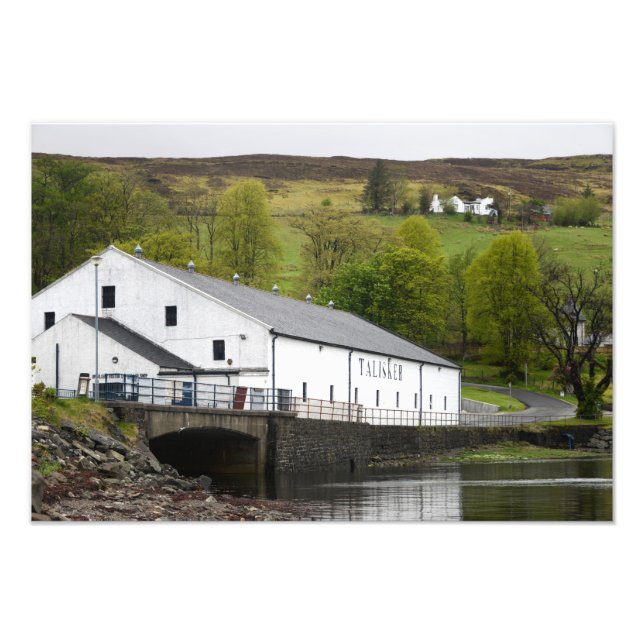 Talisker Whisky Brennerei auf Skye, Schottland Fotodruck (Vorne)