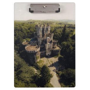 Tall Gray Stone Burg im Grün Klemmbrett