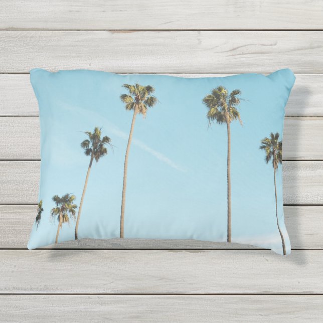 Tall Palm Trees Light Blue Sky Kissen Für Draußen (Rückseite)