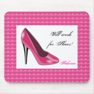 Talon haut et tapis de souris roses de coeurs
