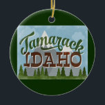 Tamarack Idaho Fun Retro Snowy Mountain Keramik Ornament<br><div class="desc">Tamarack Idaho Neo Vintage Reisedesign im lustigen Retro-Cartoon-Stil mit schneebedeckten Bergen, Wäldern und Bäumen darunter, blauer Himmel und coolem Retro-Skript-Text.</div>