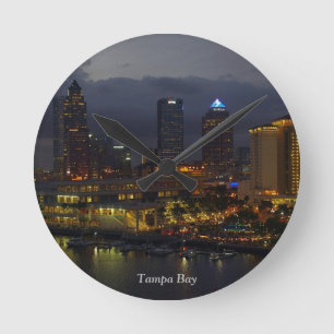 Tampa Bay Night Skyline Runde Wanduhr