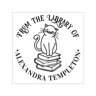 Tampon Auto-encreur Chat assis sur des livres #3 “De la bibliothèque d