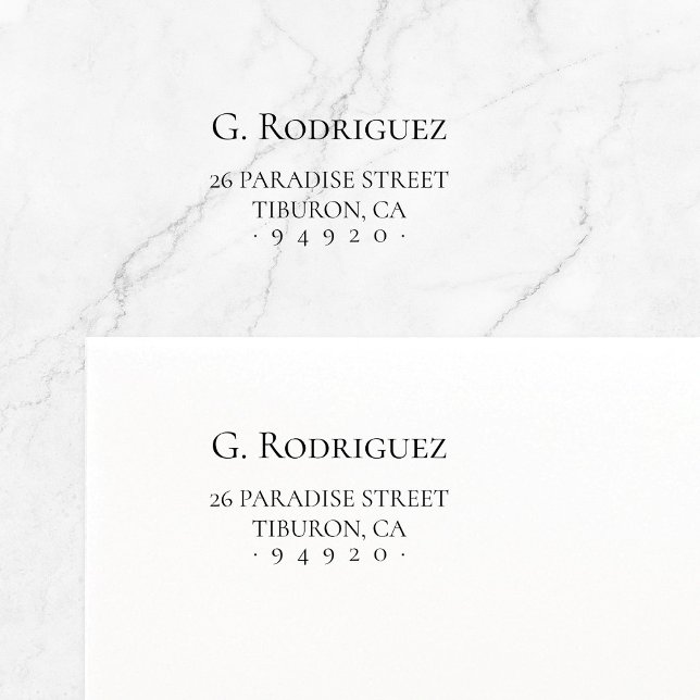 Tampon Auto-encreur Elégance moderne Pure. Type minimal. Adresse 05a. (Classic, elegant typography return address self-inking stamp featuring custom name and address.)