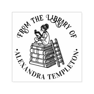 Tampon Auto-encreur Fille assise sur des livres lisant #3 Nom du livre