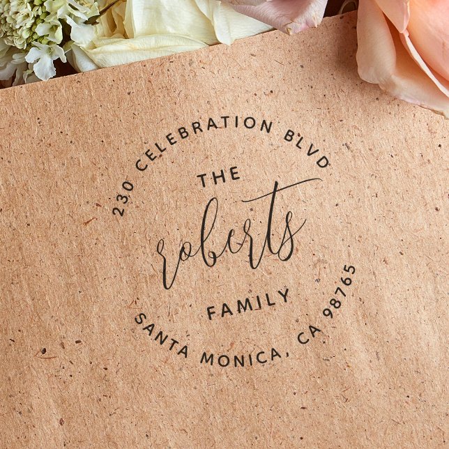 Tampon Auto-encreur Modern Script Circulaire Nom de famille Adresse de (Rubber Stamp Mock-up)