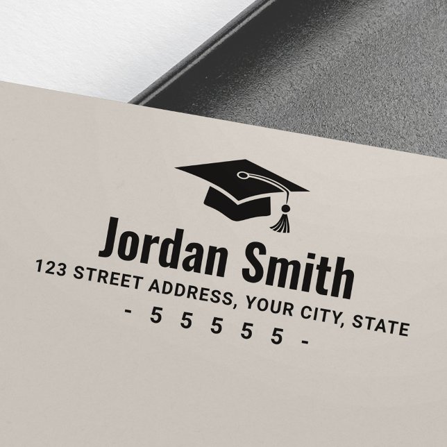 Tampons Encreurs Adresse de retour du casquette de graduation blanc (Modern white graduation hat return address rubber stamp)