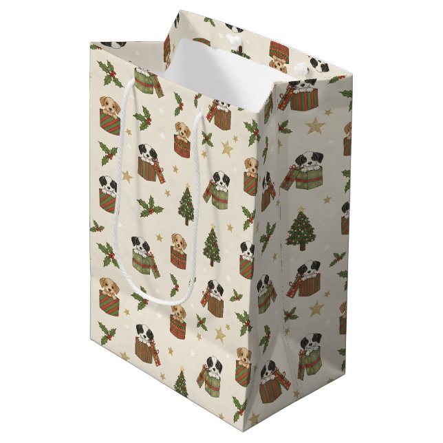 Tan and Black & White Puppies Christmas Pattern Mittlere Geschenktüte (Vorderseite Schrägansicht)