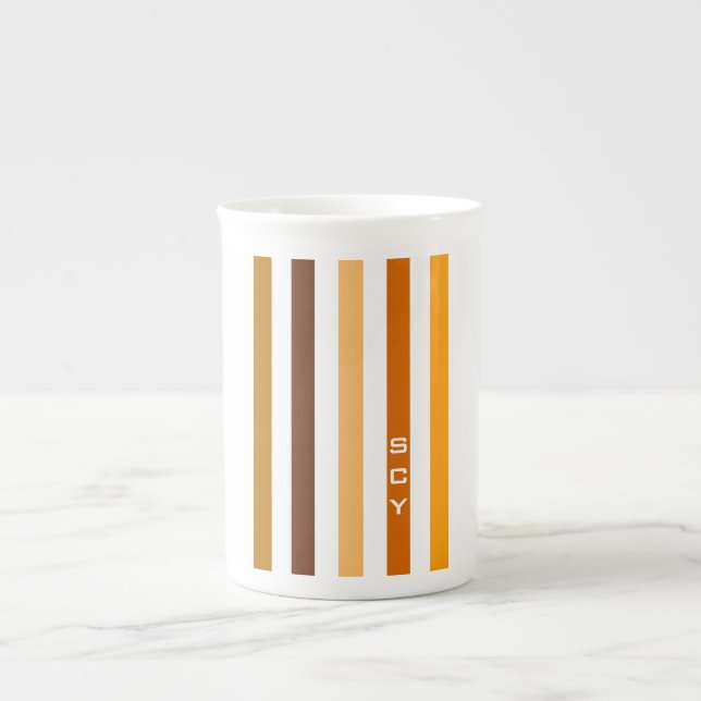 Tan Brown Orange Vertikal Stripes Monogramm Prozellantasse (Vorderseite)