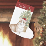 Tan Corgi Dog Weihnachtsbaum Wasserfarben Haustier Kleiner Weihnachtsstrumpf<br><div class="desc">Dieser wunderschöne korgische Weihnachtsweihnachtsbaum mit Aquarellfarben ist mit einem bräunlichen Korgi ausgestattet,  der eine Weihnachtsmannmütze trägt,  die vor einem beleuchteten Weihnachtsbaum sitzt. Personalisieren Sie diesen Strumpf mit einem Namen.</div>