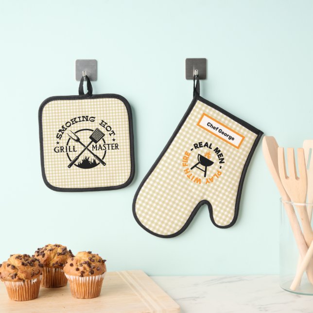 Tan Gingham Karo Grillmaster Ofenhandschuh & Topflappen-Set (Insitu (Hängend))