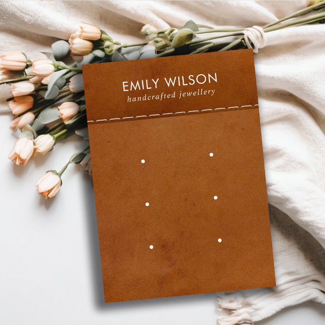 TAN LETHER TEXTURE 3 STUDIERENDE EARRING DISPLAY-K VISITENKARTE (Von Creator hochgeladen)