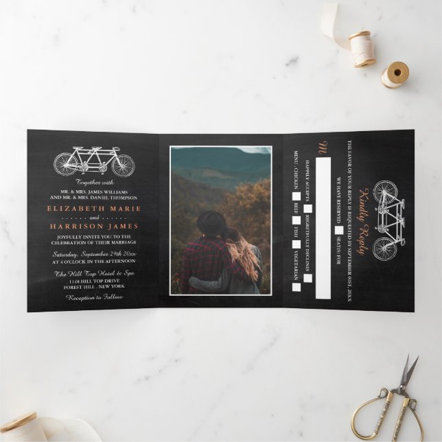Tandem Bicycle on Chalkboard Wedding Suite Dreifach Gefaltete Einladung (Innenseite)