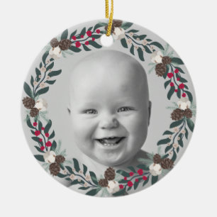 Tannen-, roten Beeren- und Kiefernzapfen-Kranz Fot Keramik Ornament