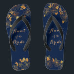 Tante der Bride Gold Foliage Navy Blue Flip Flops<br><div class="desc">Diese wunderschönen Tante der Braut goldblättrigen Marineblaps haben einen dunkelblauen Hintergrund, der mit einem aufwändigen Muster aus goldblühenden Pflanzen und einer anpassbaren modernen Typografie geschmückt ist. Die Kombination der reichen Marine mit dem schimmernden Gold schaffen eine elegante und luxuriöse Ästhetik. Es ist ein schönes Geschenk für Ihr Brautparty. Anzeigen der...</div>