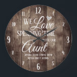 Tante-Zeit mit Individuelle Name Große Wanduhr<br><div class="desc">Fun Familienzuhr mit Holzputz texturierter Hintergrund. Wir verbringen Liebe mit Tante-eigenen Kindernamen. Fügen Sie die Namen der Kinder am Ende der Uhr für ein einzigartiges Sake-Geschenk hinzu.</div>