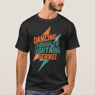 Tanz durch die Blitzschläge T-Shirt