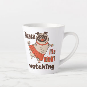 Tanz wie niemand sieht gürteligen Mops Hund zu Milchtasse