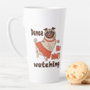 Tanz wie niemand sieht gürteligen Mops Hund zu Milchtasse