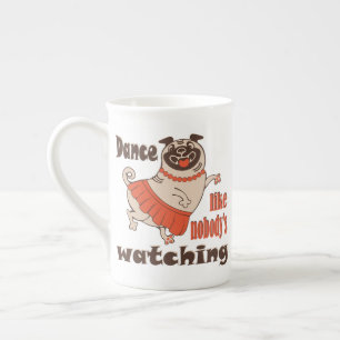 Tanz wie niemand sieht gürteligen Mops Hund zu Prozellantasse