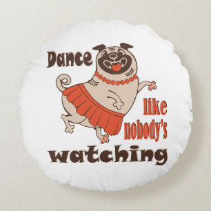 Tanz wie niemand sieht gürteligen Mops Hund zu Rundes Kissen