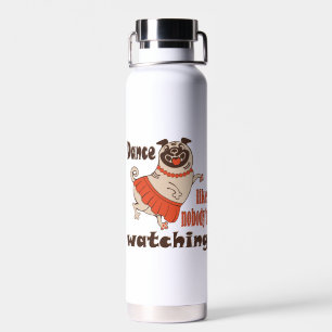 Tanz wie niemand sieht gürteligen Mops Hund zu Trinkflasche