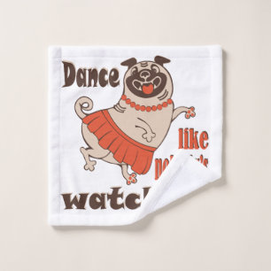 Tanz wie niemand sieht gürteligen Mops Hund zu Waschlappen