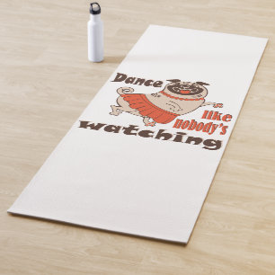 Tanz wie niemand sieht gürteligen Mops Hund zu Yogamatte
