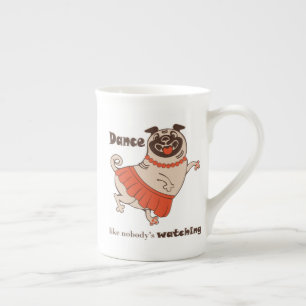 Tanz wie niemand sieht Mops Girl zu Prozellantasse