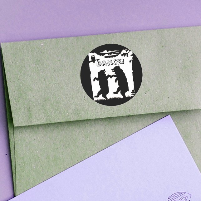 Tanzbären Schwarze Silhouette Runder Aufkleber (Two dancing black bears under trees in grass owl on black and white round stickers.)