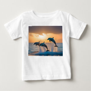 Tanzen in der Dämmerung: Drei Delphine springen Baby T-shirt