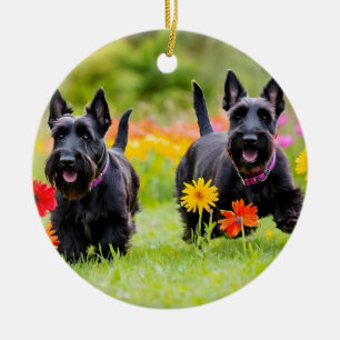 Tanzende Schottische Terrier in Gras und Blumen Keramik Ornament