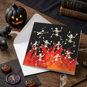 Tanzende Skelette in Flammen für Halloween Karte