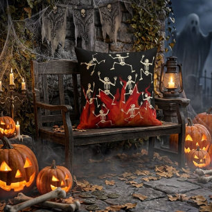 Tanzende Skelette in Flammen für Halloween Kissen