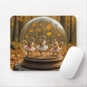 Tanzende Streifenhörnchen in einer Glaskugel Mousepad