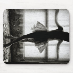 Tanzender Schatten am Fenster Mousepad