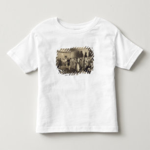 Tanzendes Party in Kagha-Choura, Dagestan, Teller Kleinkind T-shirt