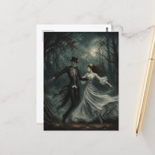 Tanzendes Skelett und Frau im Wald Postkarte