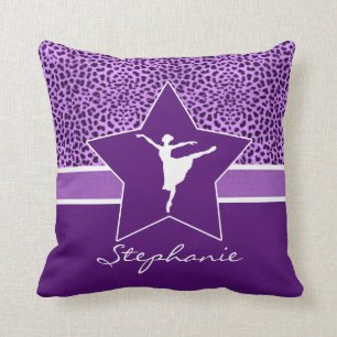Tänzer im lila Cheetah-Druck mit Monogramm Kissen