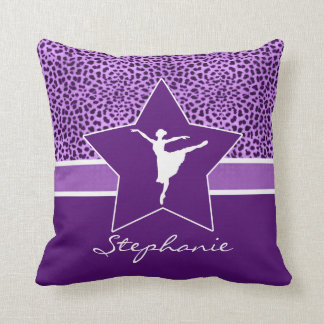 Tänzer im lila Cheetah-Druck mit Monogramm Kissen